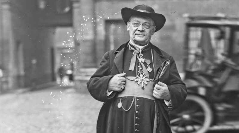 Le cardinal Alfred Baudrillart en habit traditionnel