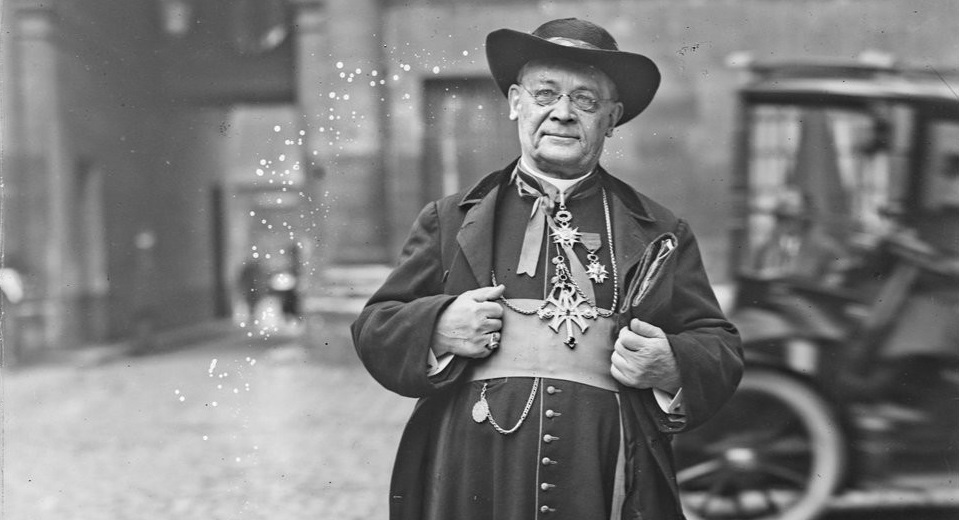 Le cardinal Alfred Baudrillart en habit traditionnel