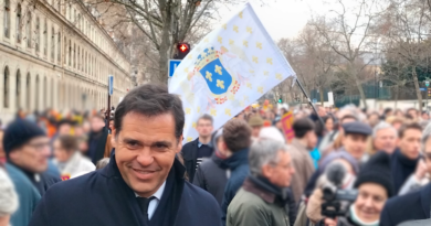 Aux côtés du Roi le 22 janvier 2023, par Louis de Lauban Aux côtés du Roi le 22 janvier 2023, par Louis de Lauban