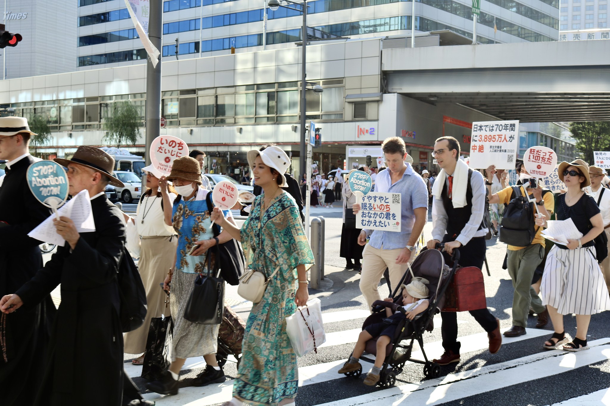 Marche pour la vie 2023, à Tokyo. On peut y voir, à droite, notre rédacteur en chef Paul de Lacvivier.
