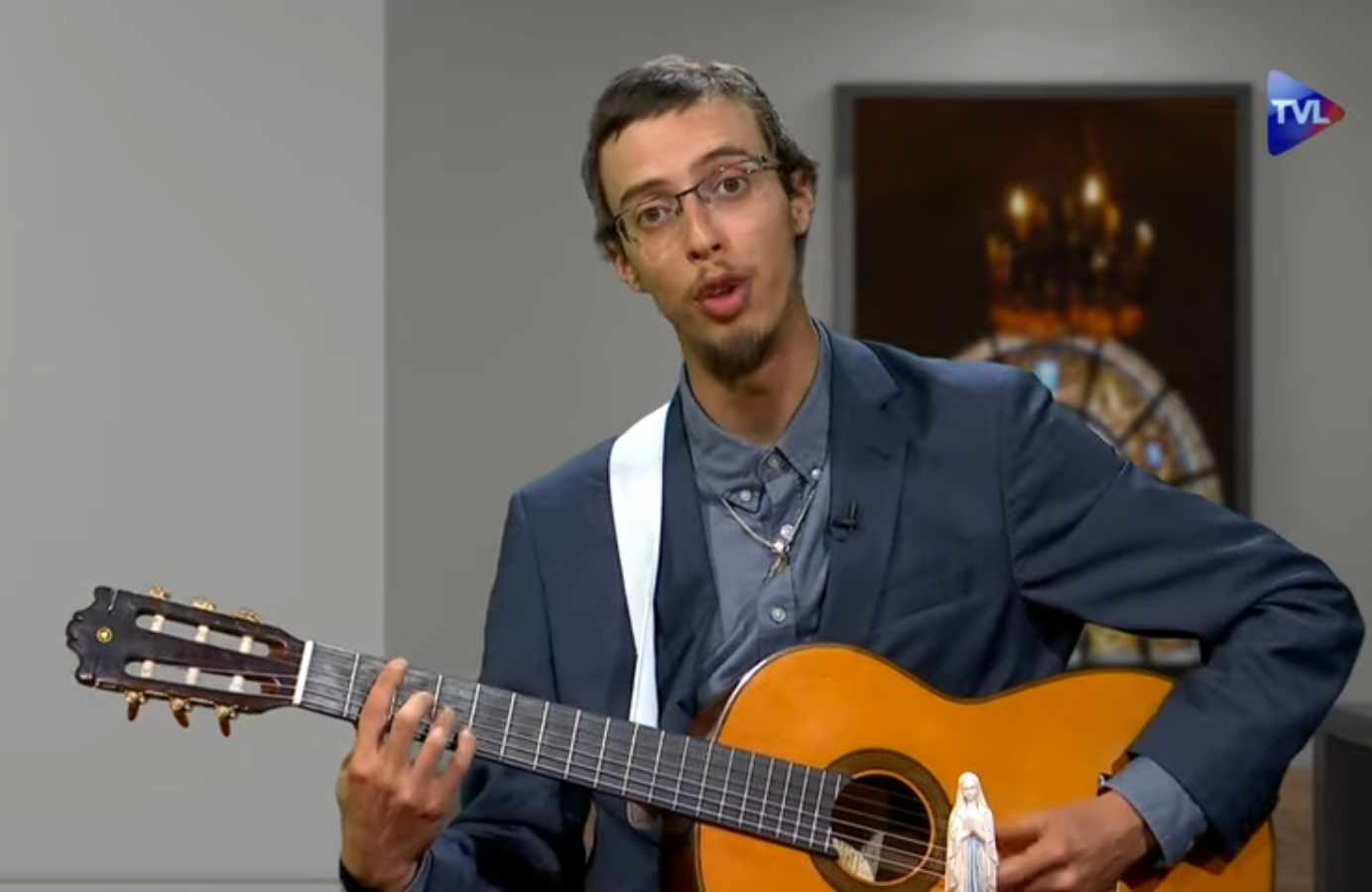 Écoutez Louis Antoine chanter Dieu et Louis XX sur TV Libertés